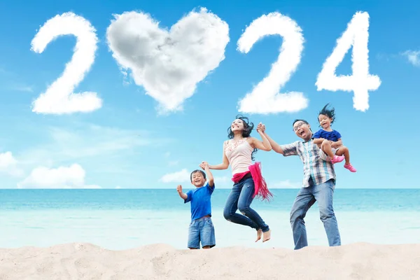 Feliz Familia Disfrutando Vacaciones Playa Con Nubes Forma 2024 Números —  Fotos de Stock