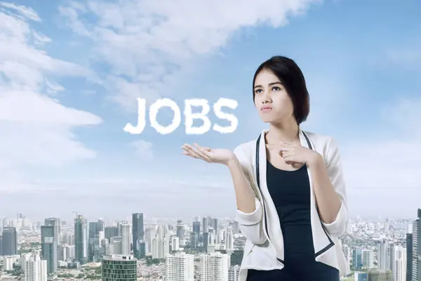 Şehir Arka Planında Jobs Sözcüğüyle Kendine Güvenen Bir Kadınının Çoklu - Stok İmaj