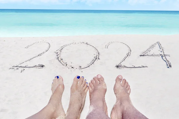 2024 Yeni Yıl Konsepti Kıyı Şeridinin Kumlarına Köpüklü Dalgalarla Yazılmış — Stok fotoğraf