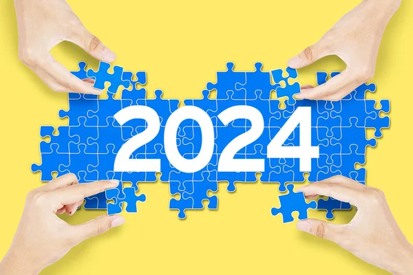 Händer Som Arbetar Tillsammans Bygga 2024 Nya Året Siffror Över — Stockfoto