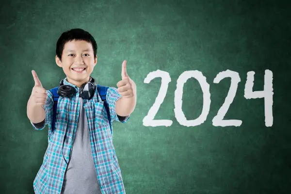 นชายชาวเอเช แสดงน วโป างๆต วเลขป ใหม 2024 — ภาพถ่ายสต็อก
