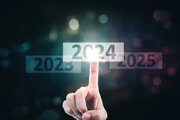 Zbliżenie Palcem Wskazującym 2024 Numery Noworoczne Wirtualnym Ekranie Początku Roku — Zdjęcie stockowe