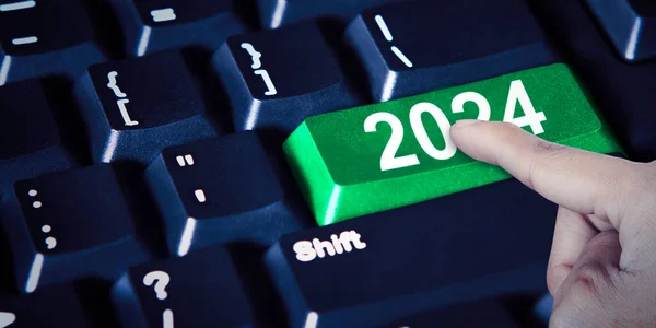 Närbild Ett Finger Som Trycker 2024 Knappen Bärbar Dator — Stockfoto