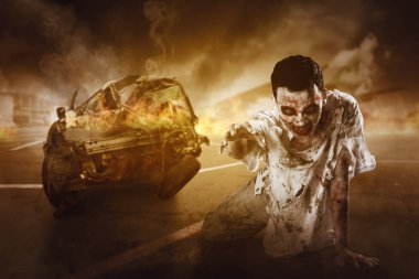 Korkunç kanlı bir zombi, ıssız bir şehirde yanan bir arabanın yanında duruyor. Zombi kıyameti. Cadılar Bayramı. Korku filmi.