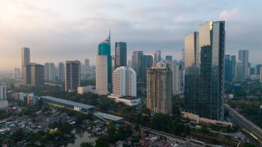 JAKARTA - Endonezya. 30 Ağustos 2023: Güney Jakarta Merkez İş Bölgesi 'nde yer alan ikonik BNI 46 kulesinin hava fotoğrafı