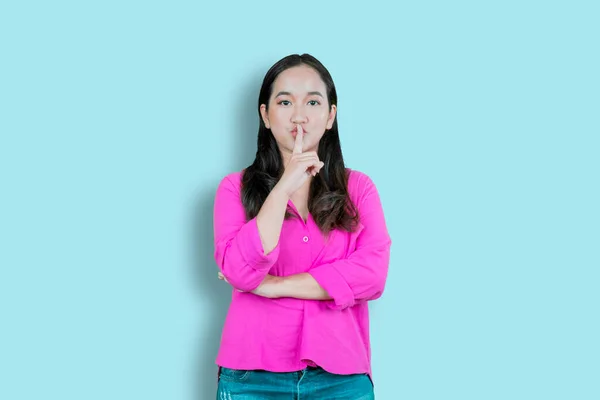 Bela Ásia Jovem Mulher Silencioso Quieto Gesto Com Dedo — Fotografia de Stock