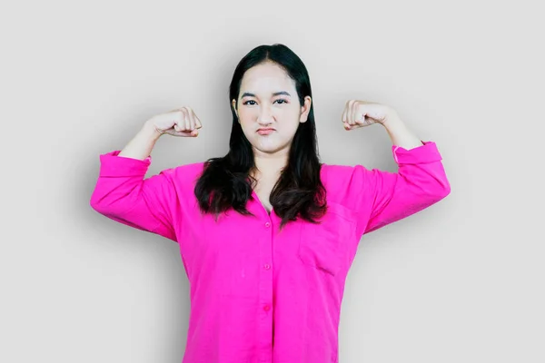 Forte Poderoso Jovem Asiático Mulher Levanta Braços Mostra Bíceps Isolado — Fotografia de Stock