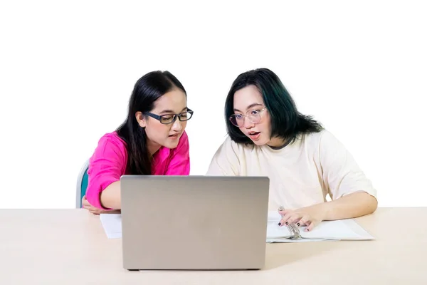 Улыбайтесь Молодые Люди Смотрящие Экран Ноутбука Общающиеся Две Студентки Столом — стоковое фото