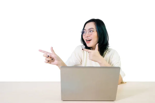 Ásia Feminino Trabalho Laptop Com Dedo Ponto Vazio Espaço Isolado — Fotografia de Stock