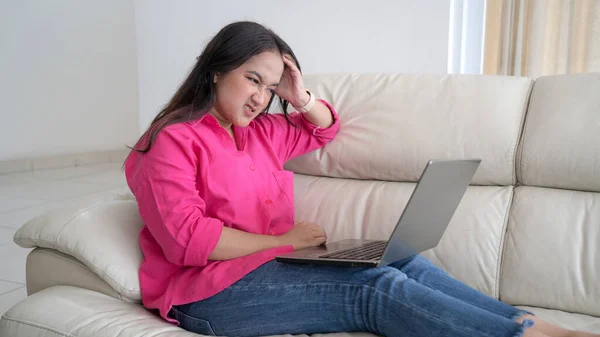 Розчарована Сумна Жінка Відчуває Втому Стурбованість Проблемою Сидячи Дивані Ноутбуком Ліцензійні Стокові Зображення