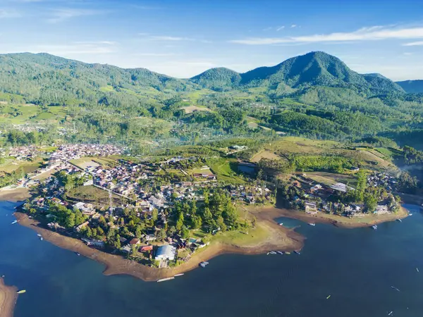 Piękny Widok Małe Miasteczko Nad Jeziorem Tłem Górskim Bali Indonezja — Zdjęcie stockowe