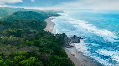 Pangandaran sahilinin havadan görünüşü, Endonezya tropikal adasının turistik bir cazibesi. Bali 'nin güzel doğası, dağları ve huzurlu sularıyla - Endonezya' da macera tatili için mükemmel.