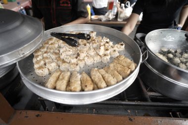 Endonezya 'da alıcısı olan bir Dim sum yemek kamyonu satıcısı.