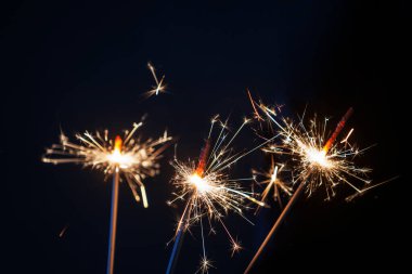 2024 numaralı yeni yıl kutlamalarıyla havai fişekleri yakın.