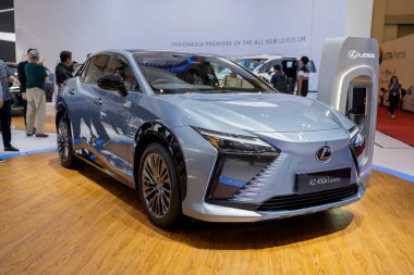 Jakarta, Endonezya - 29 Ağustos 2023 Lexus RZ450e Gaikindo Uluslararası Otomobil Fuarı 'nda sergilendi