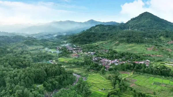 Veduta Aerea Drone Una Piccola Città Alta Montagna Con Nebbie — Foto Stock