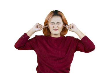 Gürültü, gürültü ve kulaklarını kapatan kadın beyaz arka planda izole edilmiş sesler için.