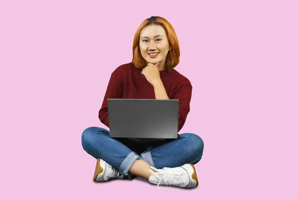 Щаслива Молода Жінка Сидить Підлозі Схрещеними Ногами Використовує Ноутбук Ізольовано — стокове фото
