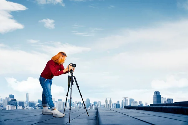 屋上に三脚で写真を撮るアジアの女性写真家 — ストック写真