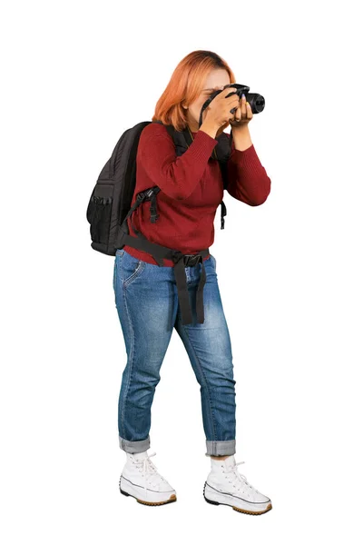 白い背景に隔離された写真を撮るファインダーを見ているカジュアルな冬の服の若い女性写真家 — ストック写真