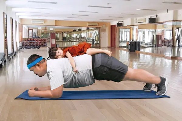 Cute Moment Overweight Father Doing Plank Exercise While Daughter His — Stock Photo, Image