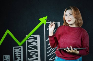 Dijital tablet bilgisayarlı gülümseyen kadın, kalem ve iş büyümesi