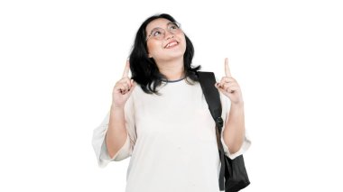 İzole edilmiş beyaz arka planda genç Asyalı kız parmak üstte.