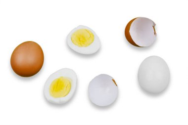 Tek yumurta, kırık yumurta, beyaz yumurta ve yarım yumurta sarısı beyaz arka planda izole edilmiş.