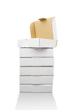 Beyaz karton kutu yığını beyaz arkaplanda açılıp kapatıldı