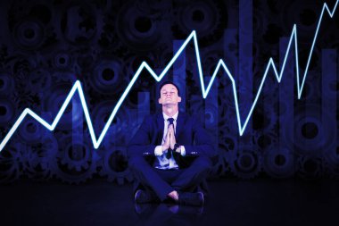 Kafkas iş adamı meditasyonu ve duvarda yükselen iş haritası