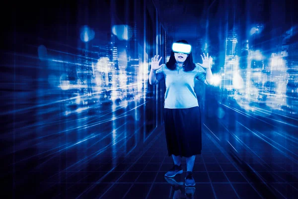 Metaverse Technologie Konzept Frau Mit Virtual Reality Brille Futuristischer Lebensstil — Stockfoto