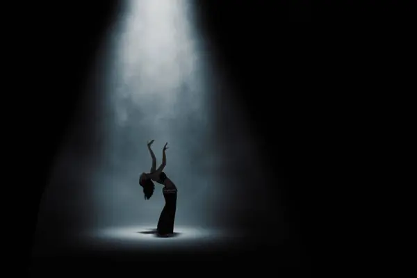 Силуэт Бокового Вида Красивой Женщины Танцующей Танец Живота Стоковая Картинка