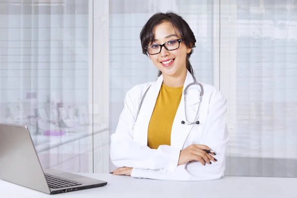カールヘアの美しいアジアの女性医師の肖像画 笑顔とカメラを見る ストック画像