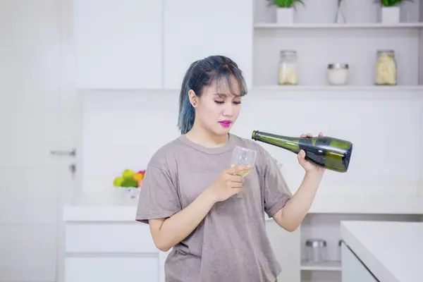 Hausfrau Schenkt Der Küche Wein Aus Der Flasche Ein Stockbild