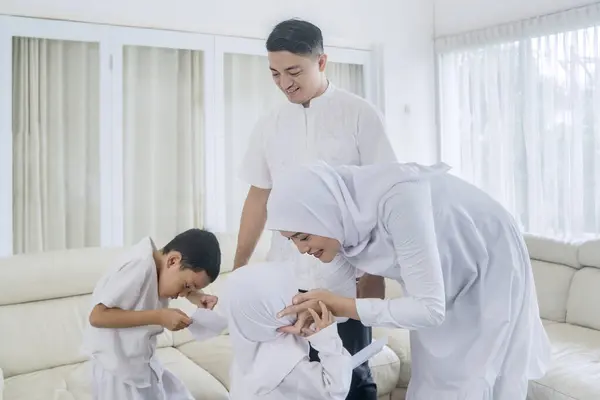 Crianças Muçulmanas Apertando Mão Seus Pais Recebem Dinheiro Como Presentes — Fotografia de Stock