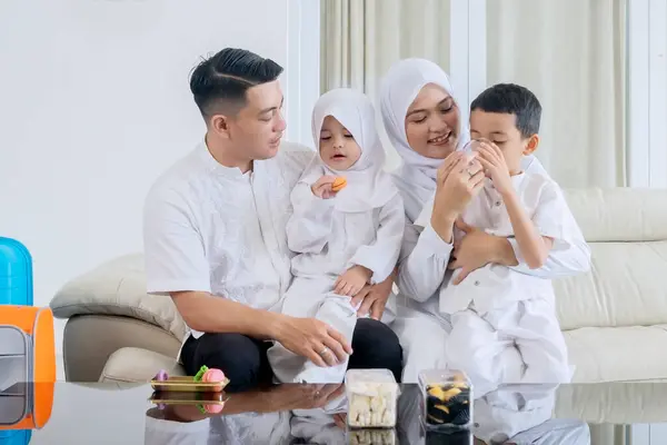 Glad Asiatisk Familj Äter Snacks Vardagsrummet Eid Mubarak Firande — Stockfoto