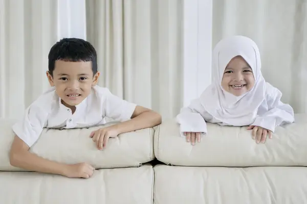かわいい兄弟 インドネシアの兄弟と姉妹は自宅でカメラにヒジャーブの微笑みをかける — ストック写真