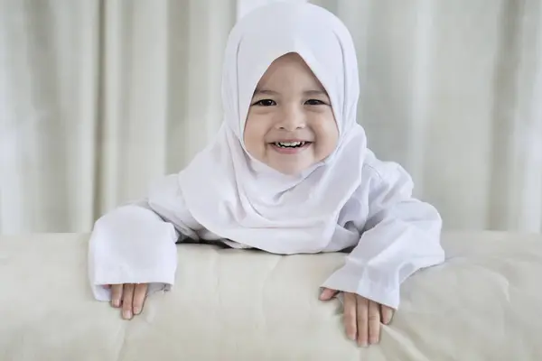 Retrato Una Linda Chica Musulmana Indonesia Malaya Sonriendo Casa — Foto de Stock