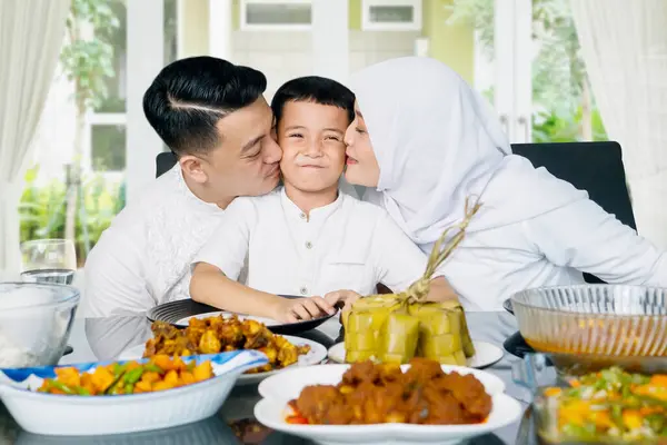 Porträtt Lycklig Muslimsk Familj Med Föräldrar Som Kysser Sin Son — Stockfoto