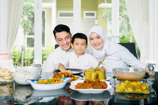 Retrato Família Feliz Sorrindo Juntos Enquanto Sentado Frente Mesa Jantar — Fotografia de Stock