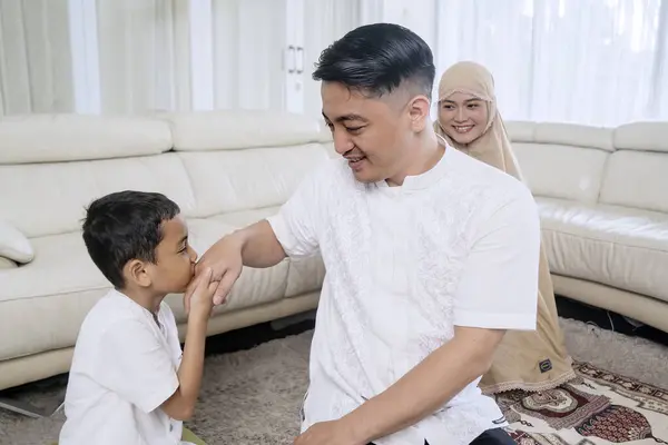 Hermoso Musulmán Asiático Chico Besando Padre Después Orar Casa — Foto de Stock