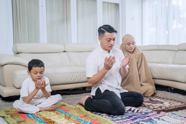 Giovane Famiglia Musulmana Che Prega Insieme Soggiorno Casa — Foto Stock