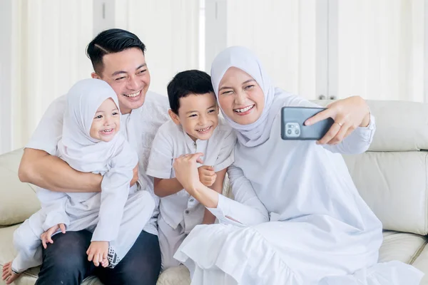 Família Muçulmana Feliz Fazendo Uma Chamada Vídeo Tomando Uma Selfie — Fotografia de Stock