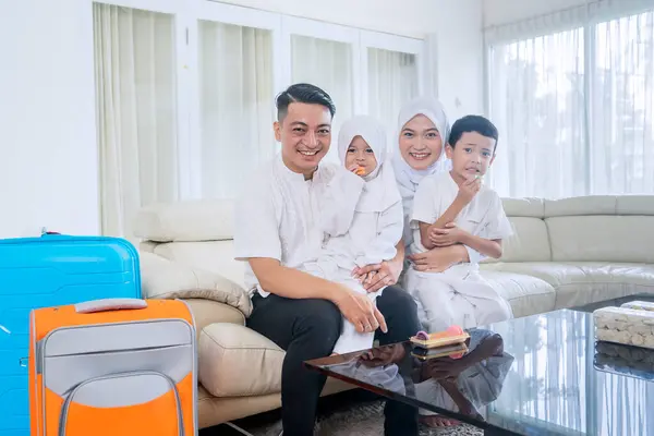 Asiatisk Familj Med Dotter Och Son Poserar Med Resväskor Redo — Stockfoto