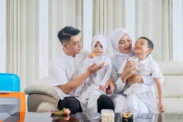 Happy Asian Familie Eten Snacks Woonkamer Tijdens Eid Mubarak Viering — Stockfoto