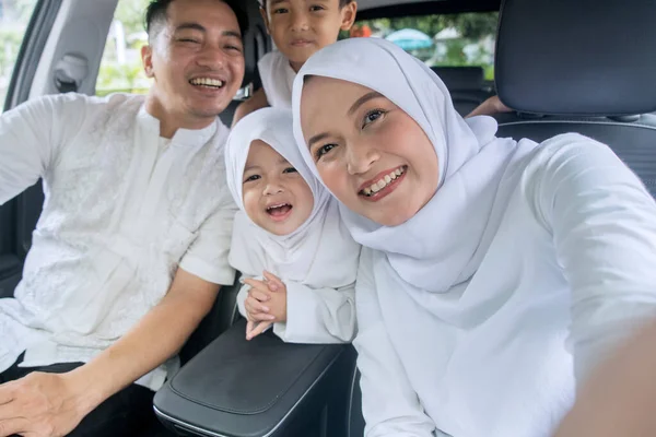 Feliz Familia Joven Malaya Indonesia Con Niños Tomando Autorretrato Dentro — Foto de Stock