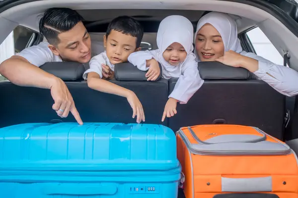 Gelukkig Maleisisch Indonesisch Jong Gezin Met Kinderen Achterbank Met Koffers — Stockfoto