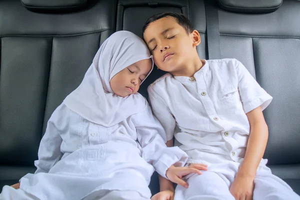 Muszlim Testvérek Békében Alszanak Hátsó Ülésen Autóban Úton — Stock Fotó