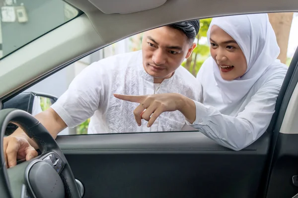 Boldog Pár Muszlim Ázsiai Pár Néz Egy Autó Belsejében Egy — Stock Fotó