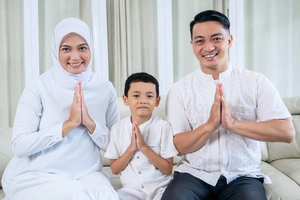 Muslimische Familie Zeigt Glückwunsch Hände Geste Eid Mubarak Wohnzimmer Hause Stockfoto